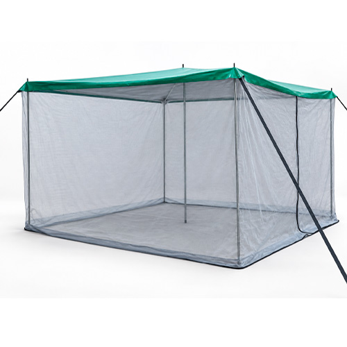 Barraca de campo com tela mosquiteiro para proteção contra abelhas e outros insetos.